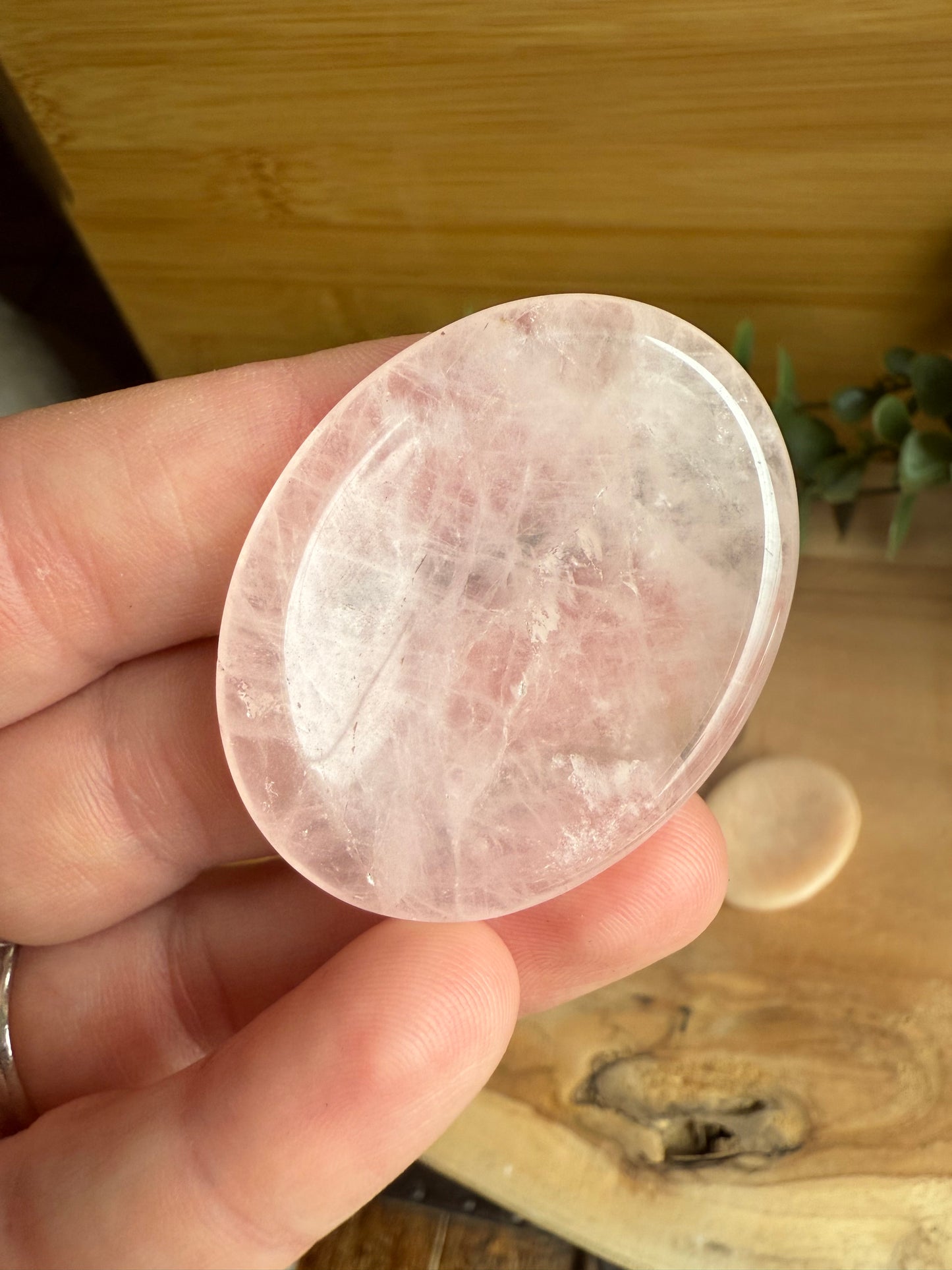 Galet anti-stress en Quartz Rose (worry stone)