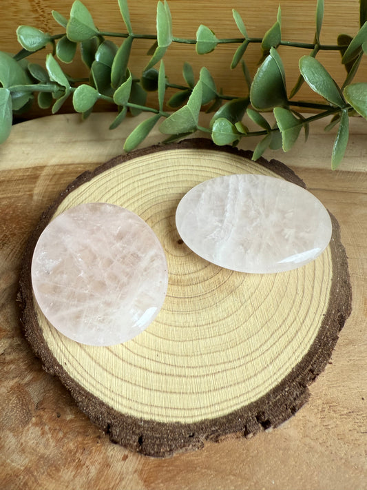 Galet anti-stress en Quartz Rose (worry stone)