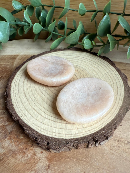 Galet anti-stress en Pierre de Lune saumon (worry stone)