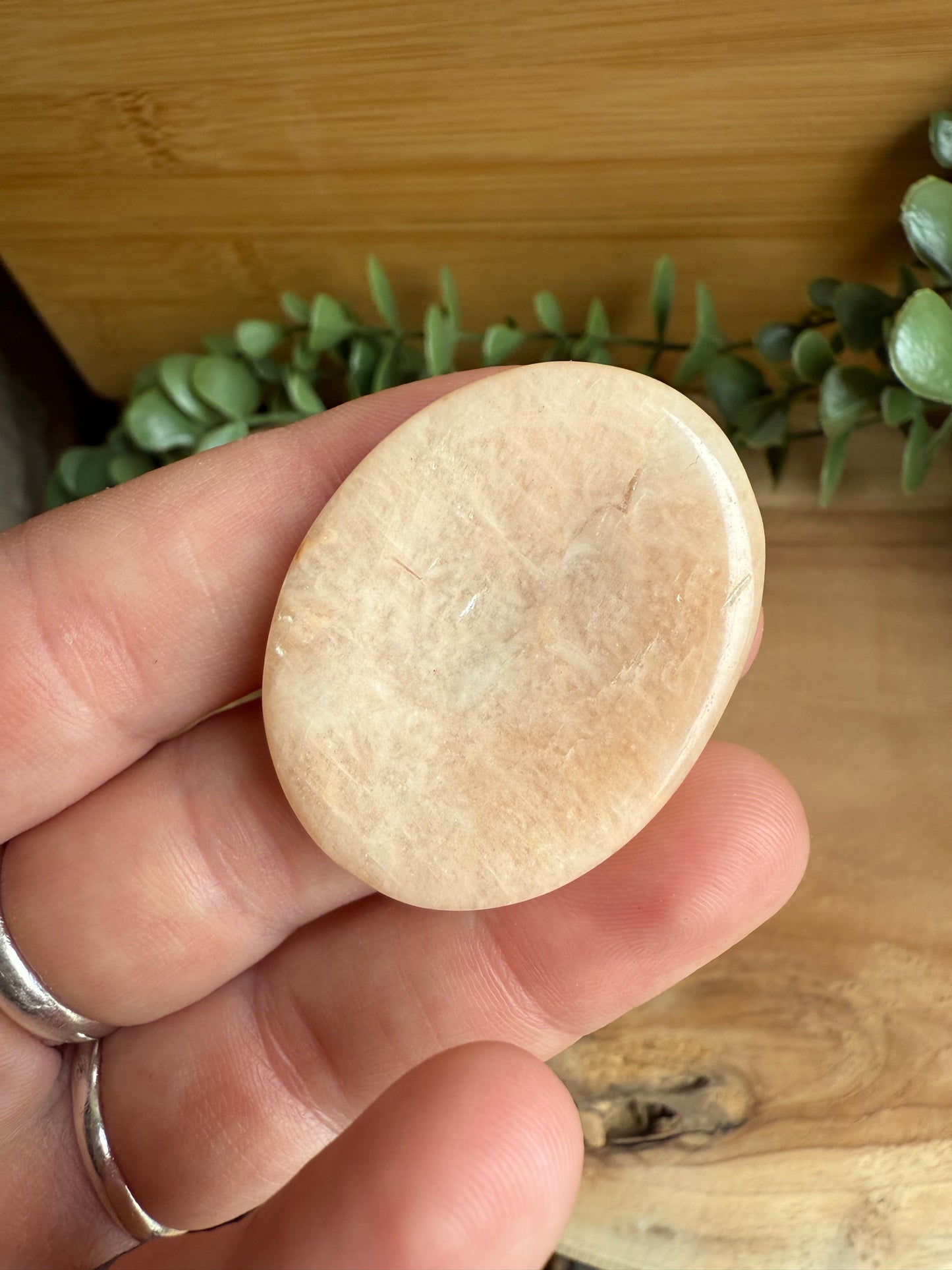 Galet anti-stress en Pierre de Lune saumon (worry stone)